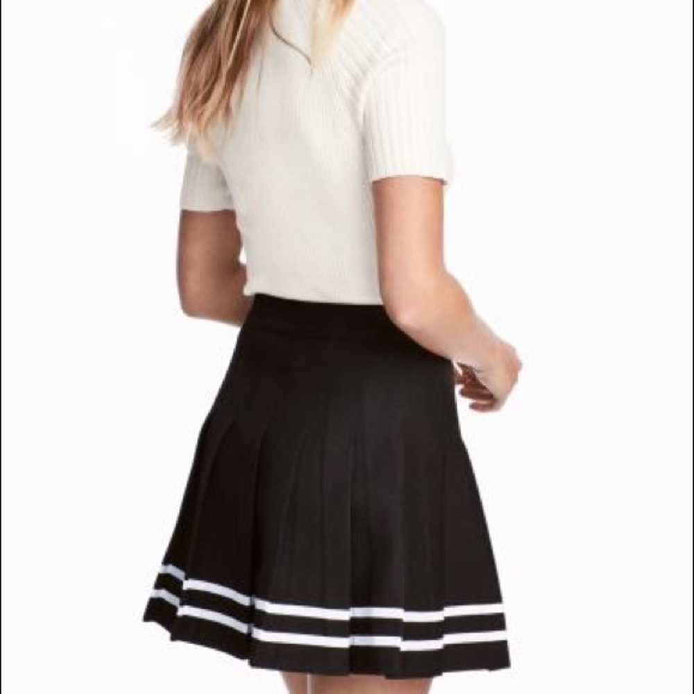 H&M Pleated Black Skirt With White Rim